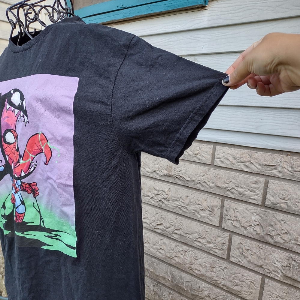 2/$10 Spiderman X Venom Graphic Tee Size Large - Picture 4 of 6